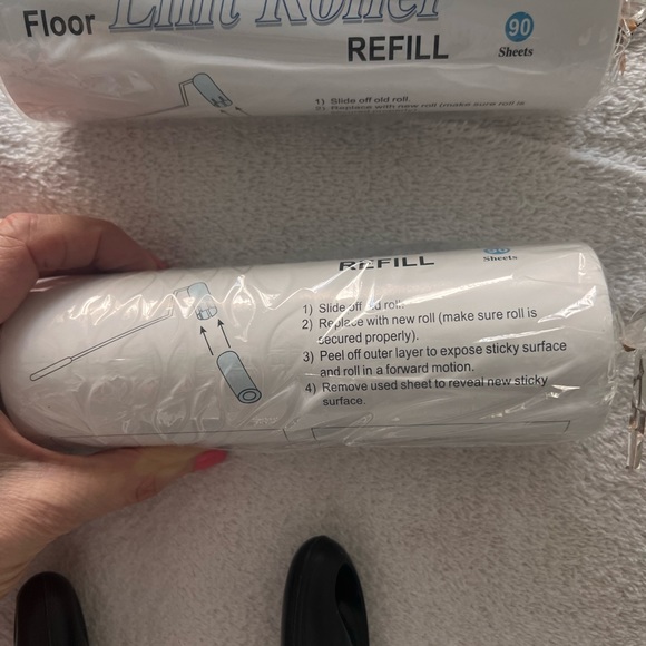 NEW BUNDLE OF LINT ROLLERS- 2 WITH HANDLES/ 2 REFILLS - Picture 6 of 7
